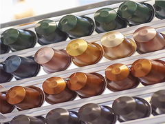 Kaffeekapseln füllende Dichtmaschine