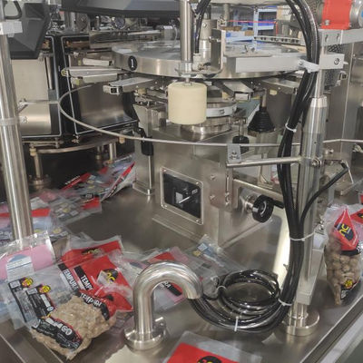 Vorgefertigte Taschenverpackungsmaschine aus Edelstahl mit 70 Beuteln/min Geschwindigkeit und GMP-konforme Konstruktion